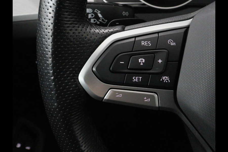 Volkswagen Passat 1.4 TSI PHEV GTE | Stoelverwarming | Trekhaak | Massage | Camera | Carplay | Keyless | Matrix LED | Navigatie | Adaptive cruise | Park Assist | Climate control | Plug In