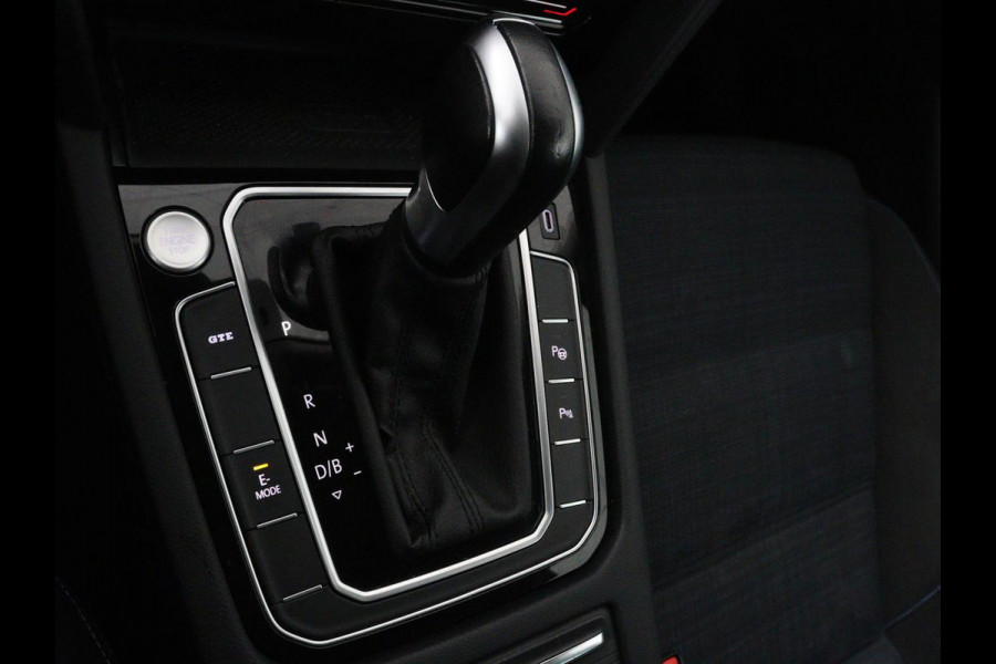 Volkswagen Passat 1.4 TSI PHEV GTE | Stoelverwarming | Trekhaak | Massage | Camera | Carplay | Keyless | Matrix LED | Navigatie | Adaptive cruise | Park Assist | Climate control | Plug In