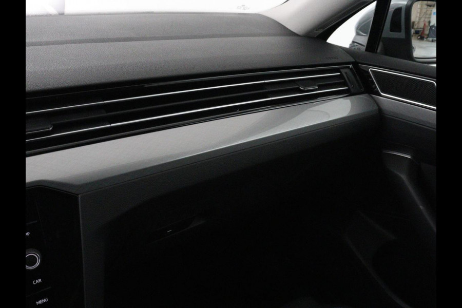 Volkswagen Passat 1.4 TSI PHEV GTE | Stoelverwarming | Trekhaak | Massage | Camera | Carplay | Keyless | Matrix LED | Navigatie | Adaptive cruise | Park Assist | Climate control | Plug In