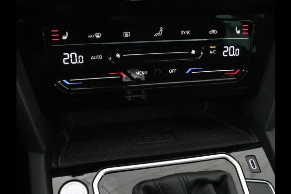 Volkswagen Passat 1.4 TSI PHEV GTE | Stoelverwarming | Trekhaak | Massage | Camera | Carplay | Keyless | Matrix LED | Navigatie | Adaptive cruise | Park Assist | Climate control | Plug In