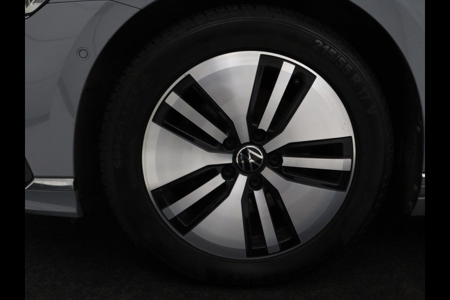 Volkswagen Passat 1.4 TSI PHEV GTE | Stoelverwarming | Trekhaak | Massage | Camera | Carplay | Keyless | Matrix LED | Navigatie | Adaptive cruise | Park Assist | Climate control | Plug In