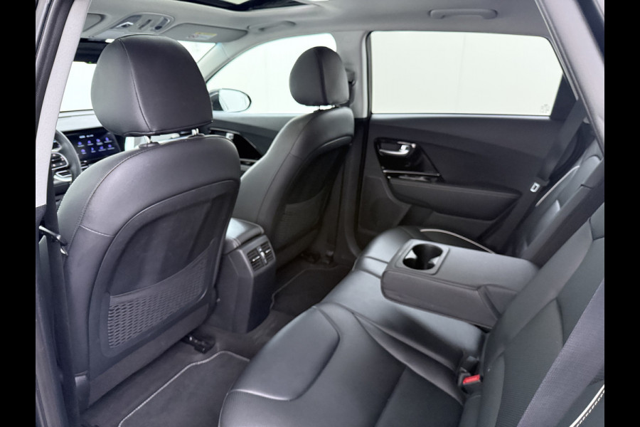 Kia e-Niro ExecutiveLine 64kWh 3-Fase SOH 100% Schuif-Kanteldak Leder Warmtepomp Elek.Stoel+Memory JBL®-Audio Pdc Navi Ecc Camera Apple Car Stoelverwarming+Koeling Stuurverwarming Lmv Privacy Glas DAB Vess Lane Assist Blind Spot 1E Eigenaar Dealeronderhouden Origineel Nederlandse Auto