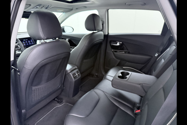 Kia e-Niro ExecutiveLine 64kWh 3-Fase SOH 100% Schuif-Kanteldak Leder Warmtepomp Elek.Stoel+Memory JBL®-Audio Pdc Navi Ecc Camera Apple Car Stoelverwarming+Koeling Stuurverwarming Lmv Privacy Glas DAB Vess Lane Assist Blind Spot 1E Eigenaar Dealeronderhouden Origineel Nederlandse Auto