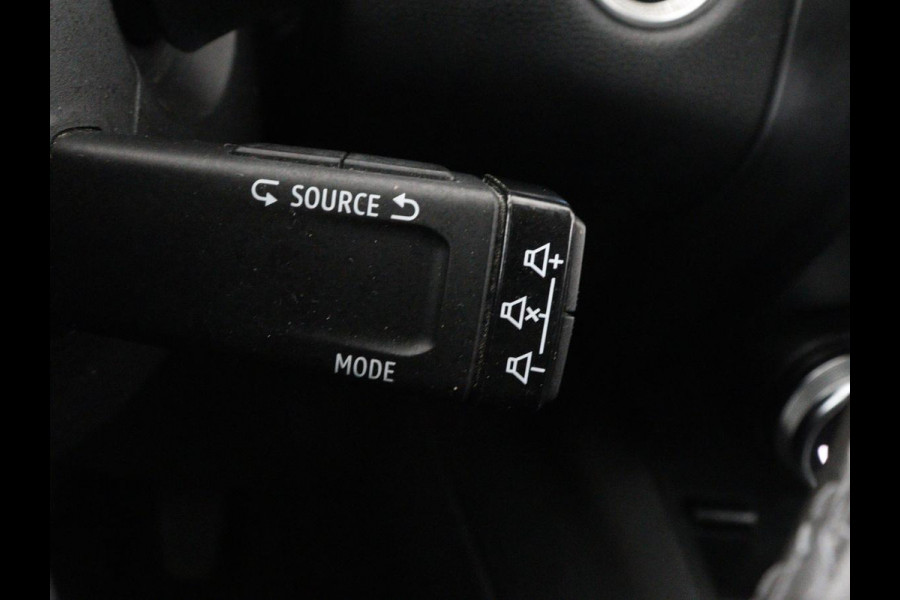 Renault Captur 1.6 E-Tech Plug-in Hybrid 160 Intens | Carplay | Half leder | Navigatie | Full LED | Parkeerhulp | Keyless | Climate control | Bluetooth | Cruise control | PHEV | Plug In