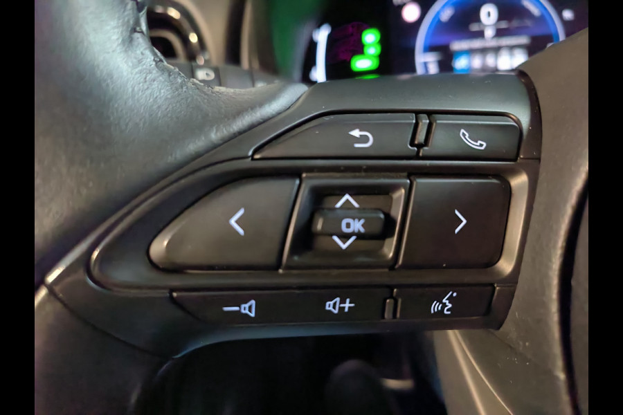 Toyota Yaris Cross 1.5 Hybrid 115 First Edition Rijklaar + Fabrieksgarantie Henk Jongen Auto's in Helmond,  al 50 jaar service zoals 't hoort!