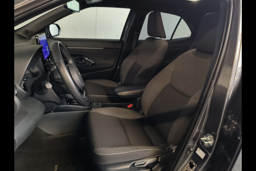 Toyota Yaris Cross 1.5 Hybrid 115 First Edition Rijklaar + Fabrieksgarantie Henk Jongen Auto's in Helmond,  al 50 jaar service zoals 't hoort!