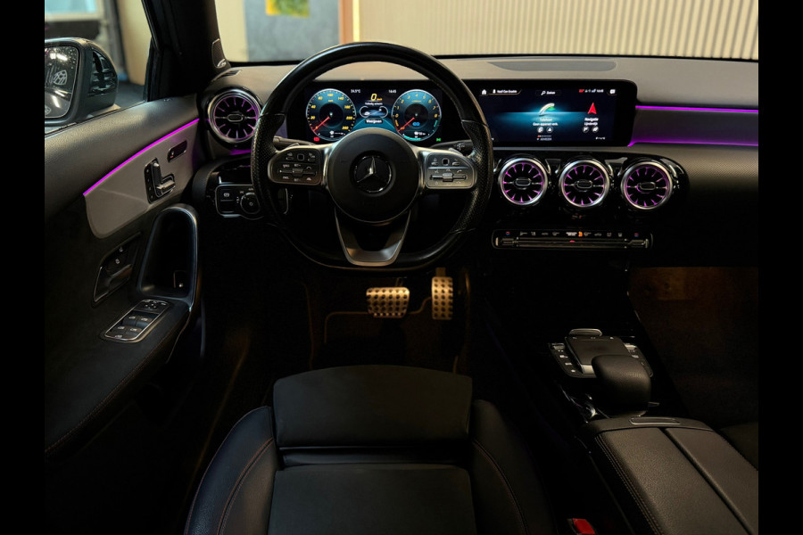 Mercedes-Benz A-Klasse 250e Premium Plus |AMG|PANO|BURMESTER|360CAM|MEMORY|KEYLESS|SFEERVERLICHT|DEALER ONDERHOUDEN|218PK|BOMVOL!|