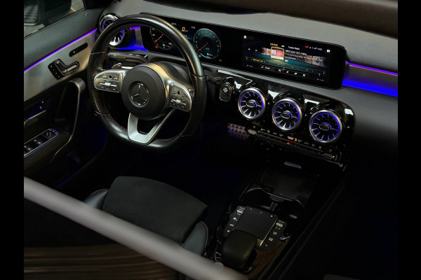 Mercedes-Benz A-Klasse 250e Premium Plus |AMG|PANO|BURMESTER|360CAM|MEMORY|KEYLESS|SFEERVERLICHT|DEALER ONDERHOUDEN|218PK|BOMVOL!|
