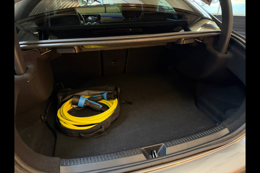 Mercedes-Benz A-Klasse 250e Premium Plus |AMG|PANO|BURMESTER|360CAM|MEMORY|KEYLESS|SFEERVERLICHT|DEALER ONDERHOUDEN|218PK|BOMVOL!|