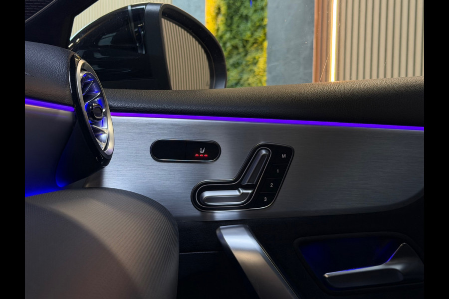 Mercedes-Benz A-Klasse 250e Premium Plus |AMG|PANO|BURMESTER|360CAM|MEMORY|KEYLESS|SFEERVERLICHT|DEALER ONDERHOUDEN|218PK|BOMVOL!|