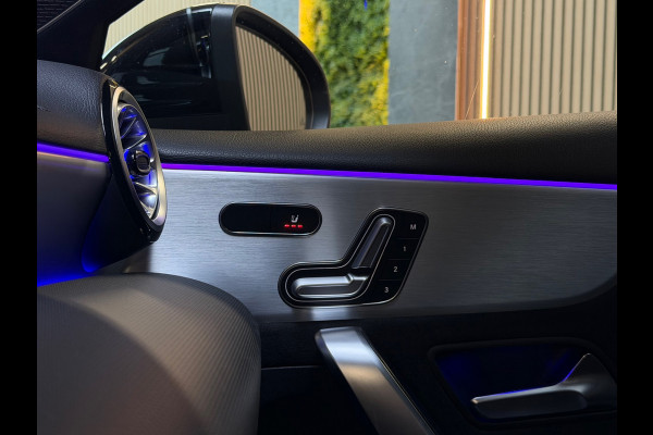 Mercedes-Benz A-Klasse 250e Premium Plus |AMG|PANO|BURMESTER|360CAM|MEMORY|KEYLESS|SFEERVERLICHT|DEALER ONDERHOUDEN|218PK|BOMVOL!|