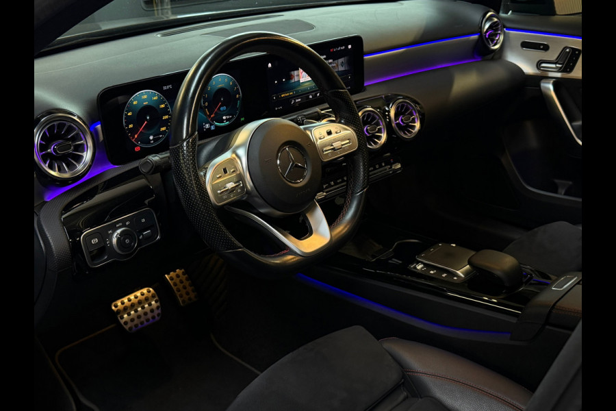 Mercedes-Benz A-Klasse 250e Premium Plus |AMG|PANO|BURMESTER|360CAM|MEMORY|KEYLESS|SFEERVERLICHT|DEALER ONDERHOUDEN|218PK|BOMVOL!|