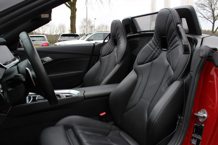 BMW Z4 Roadster sDrive20i High Executive Ed. M Sport / 24.413 km! / NL Auto / Camera / Leder / 19'' / Sfeerverlichting / Stuur+Stoelverwarming / Windscherm / Cruise Control