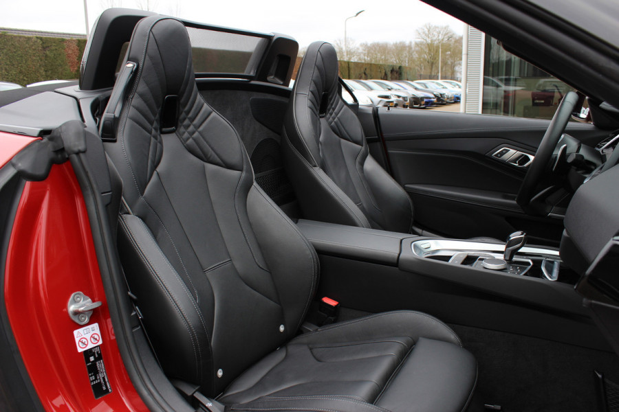 BMW Z4 Roadster sDrive20i High Executive Ed. M Sport / 24.413 km! / NL Auto / Camera / Leder / 19'' / Sfeerverlichting / Stuur+Stoelverwarming / Windscherm / Cruise Control
