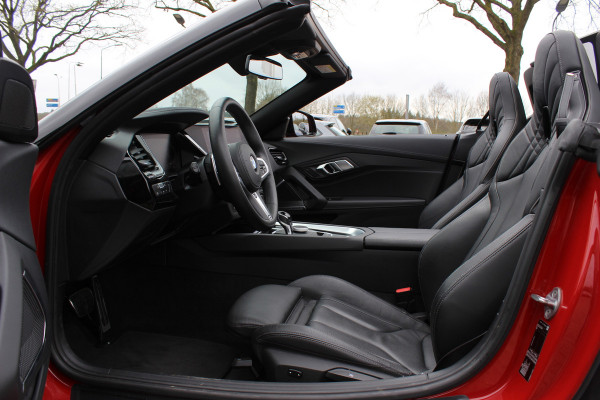 BMW Z4 Roadster sDrive20i High Executive Ed. M Sport / 24.413 km! / NL Auto / Camera / Leder / 19'' / Sfeerverlichting / Stuur+Stoelverwarming / Windscherm / Cruise Control