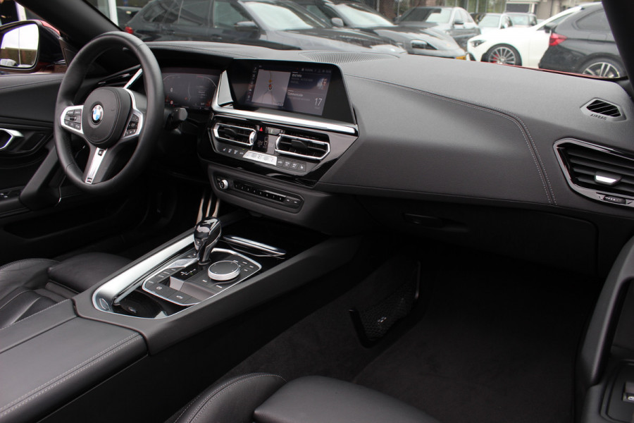 BMW Z4 Roadster sDrive20i High Executive Ed. M Sport / 24.413 km! / NL Auto / Camera / Leder / 19'' / Sfeerverlichting / Stuur+Stoelverwarming / Windscherm / Cruise Control