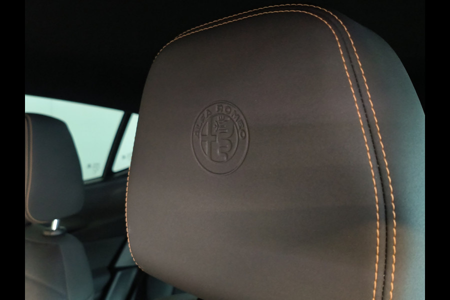 Alfa Romeo Tonale 1.3T PHEV Ti AUTOMAAT uit 2023 Rijklaar + 12 maanden Bovag-garantie  Henk Jongen Auto's in Helmond,  al 50 jaar service zoals 't hoort!