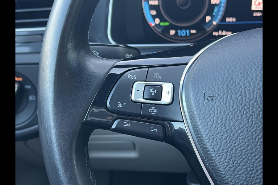 Volkswagen e-Golf e-Golf Virtual Cockpit | Lederen bekleding | Achteruitrijcamera | Warmtepomp | SOH 88,9% |