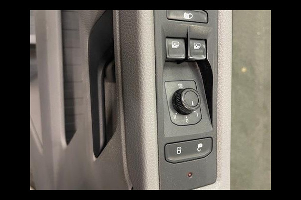 Volkswagen Transporter 2.0 TDI L2H1 110PK Airco Cruise Control Trekhaak Parkeersensoren Apple Carplay