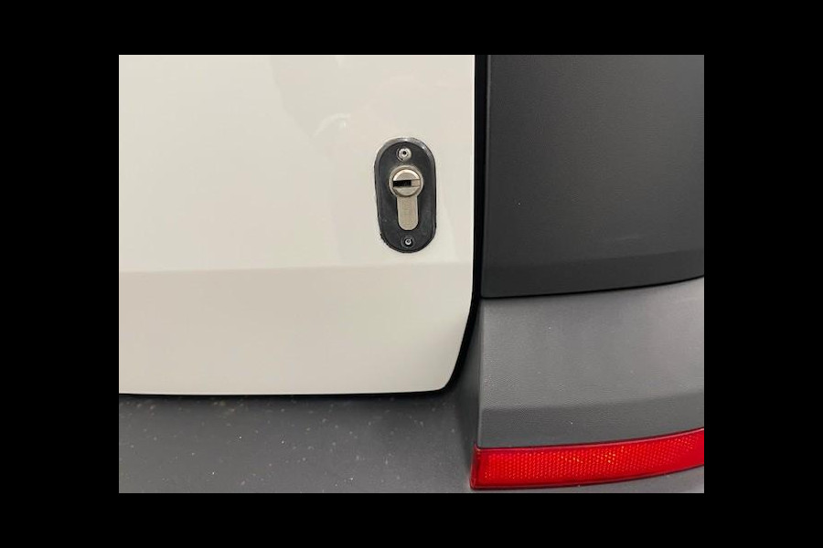 Volkswagen Transporter 2.0 TDI L2H1 110PK Airco Cruise Control Trekhaak Parkeersensoren Apple Carplay