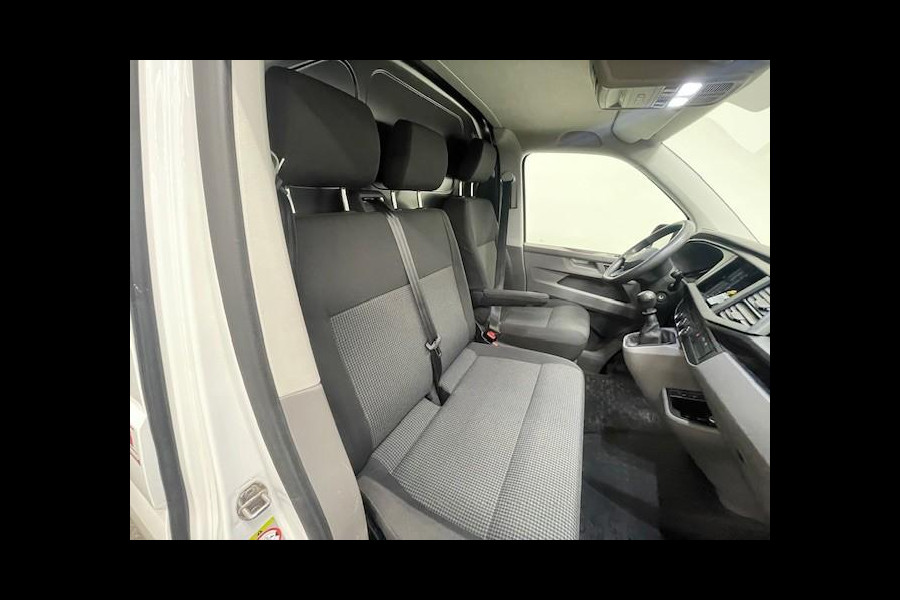 Volkswagen Transporter 2.0 TDI L2H1 110PK Airco Cruise Control Trekhaak Parkeersensoren Apple Carplay