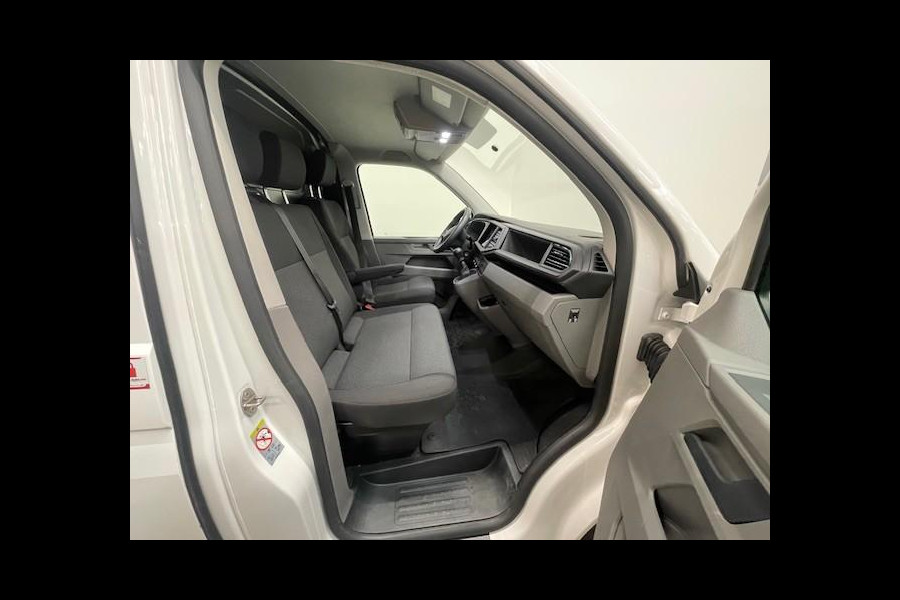 Volkswagen Transporter 2.0 TDI L2H1 110PK Airco Cruise Control Trekhaak Parkeersensoren Apple Carplay