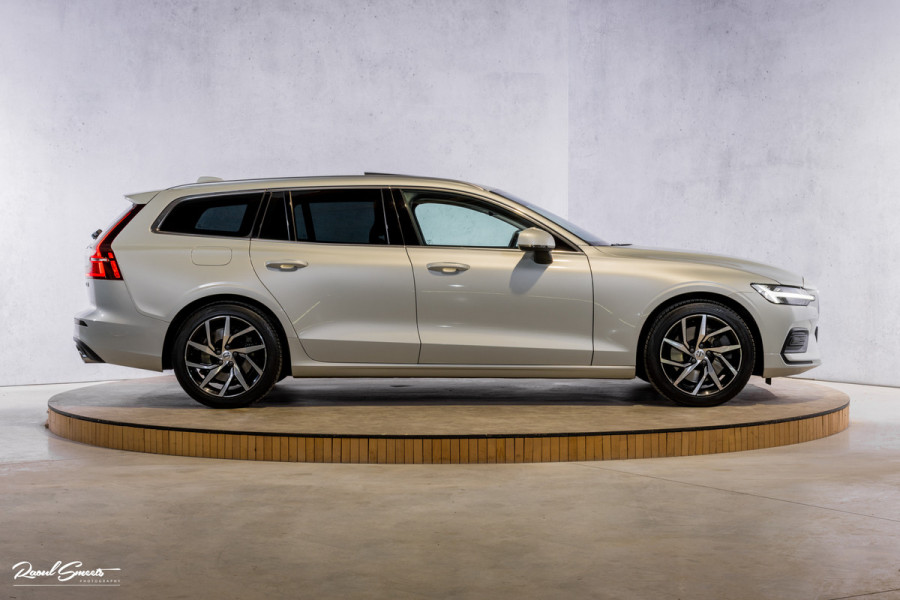 Volvo V60 2.0 T5 Momentum | Panorama | Leer | Harman Kardon | Zwenkbare trekhaak |