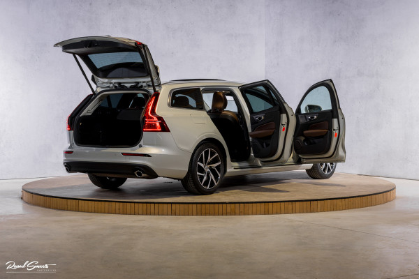 Volvo V60 2.0 T5 Momentum | Panorama | Leer | Harman Kardon | Zwenkbare trekhaak |