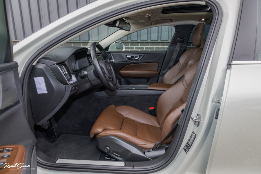 Volvo V60 2.0 T5 Momentum | Panorama | Leer | Harman Kardon | Zwenkbare trekhaak |
