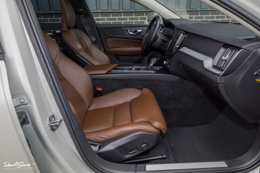 Volvo V60 2.0 T5 Momentum | Panorama | Leer | Harman Kardon | Zwenkbare trekhaak |