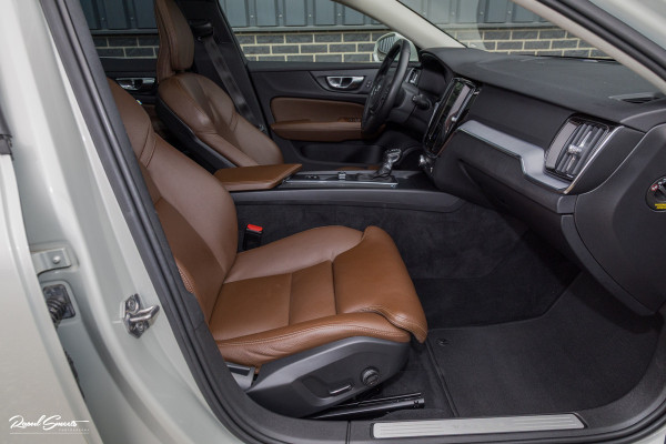 Volvo V60 2.0 T5 Momentum | Panorama | Leer | Harman Kardon | Zwenkbare trekhaak |