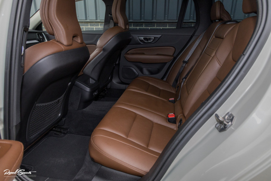 Volvo V60 2.0 T5 Momentum | Panorama | Leer | Harman Kardon | Zwenkbare trekhaak |