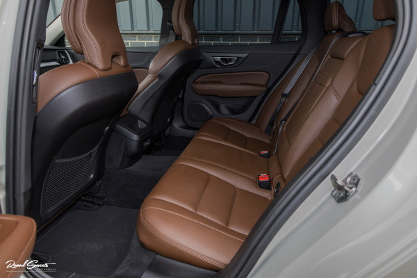 Volvo V60 2.0 T5 Momentum | Panorama | Leer | Harman Kardon | Zwenkbare trekhaak |