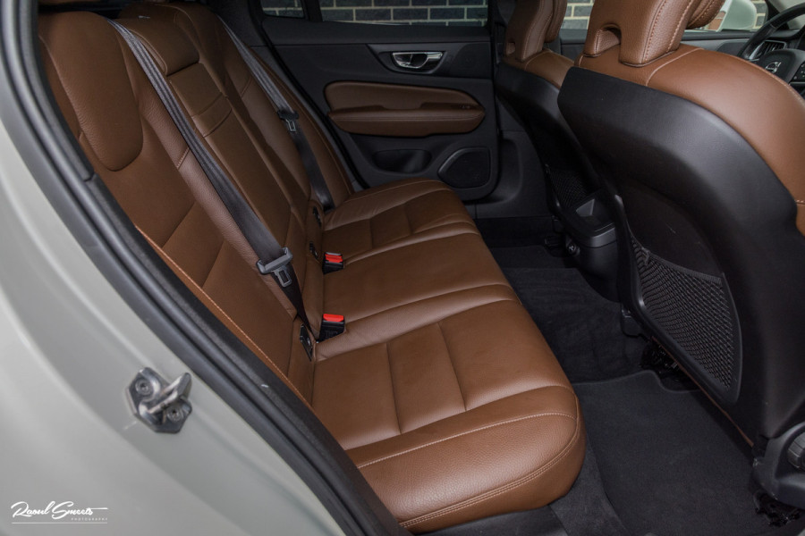 Volvo V60 2.0 T5 Momentum | Panorama | Leer | Harman Kardon | Zwenkbare trekhaak |