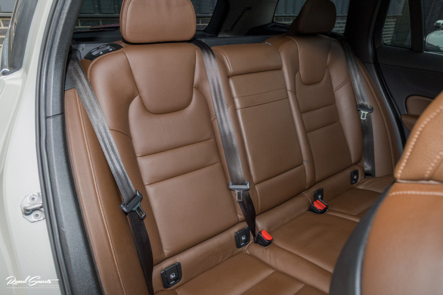 Volvo V60 2.0 T5 Momentum | Panorama | Leer | Harman Kardon | Zwenkbare trekhaak |