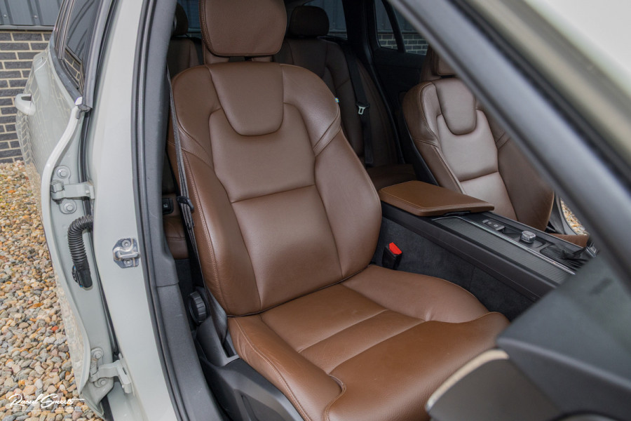 Volvo V60 2.0 T5 Momentum | Panorama | Leer | Harman Kardon | Zwenkbare trekhaak |