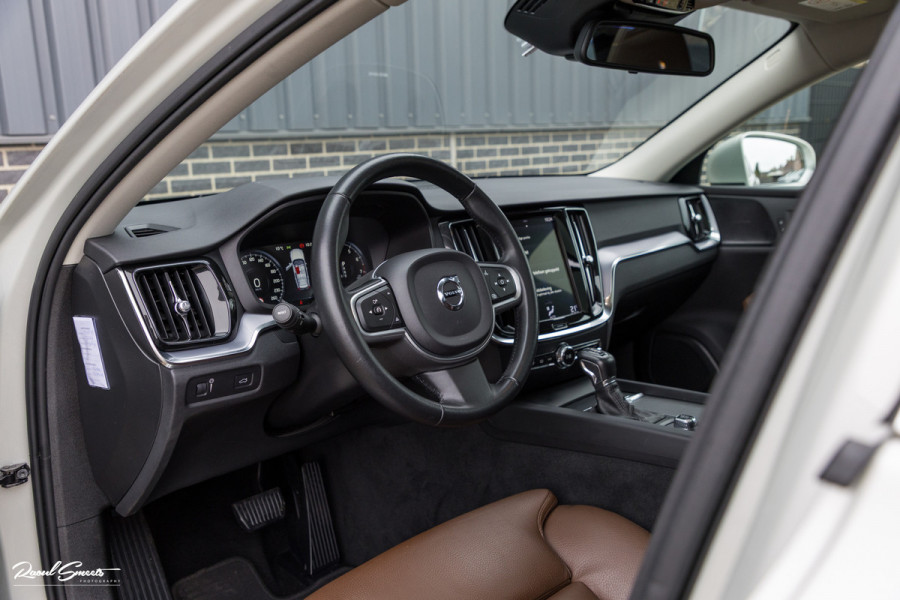 Volvo V60 2.0 T5 Momentum | Panorama | Leer | Harman Kardon | Zwenkbare trekhaak |
