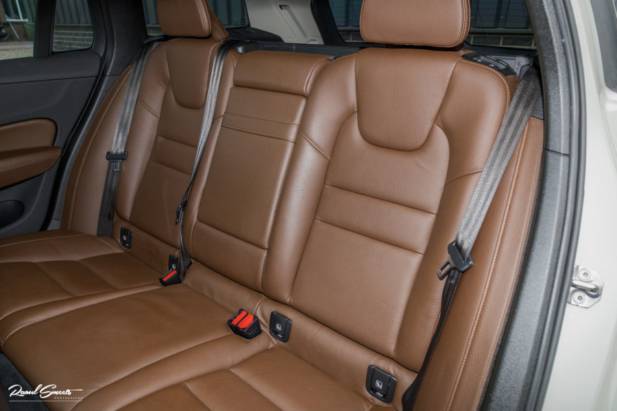 Volvo V60 2.0 T5 Momentum | Panorama | Leer | Harman Kardon | Zwenkbare trekhaak |