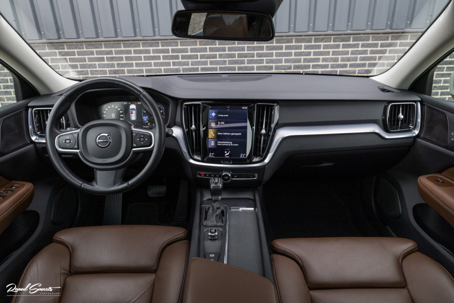 Volvo V60 2.0 T5 Momentum | Panorama | Leer | Harman Kardon | Zwenkbare trekhaak |