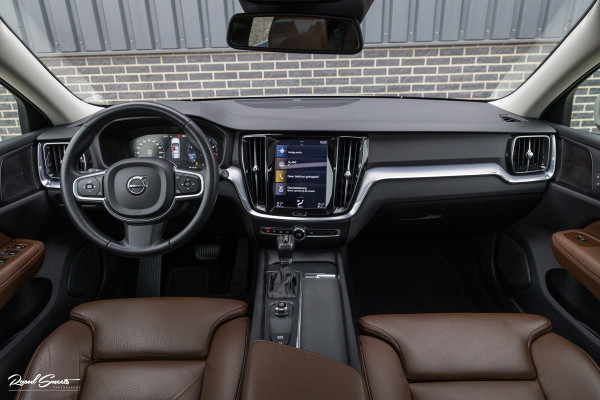 Volvo V60 2.0 T5 Momentum | Panorama | Leer | Harman Kardon | Zwenkbare trekhaak |