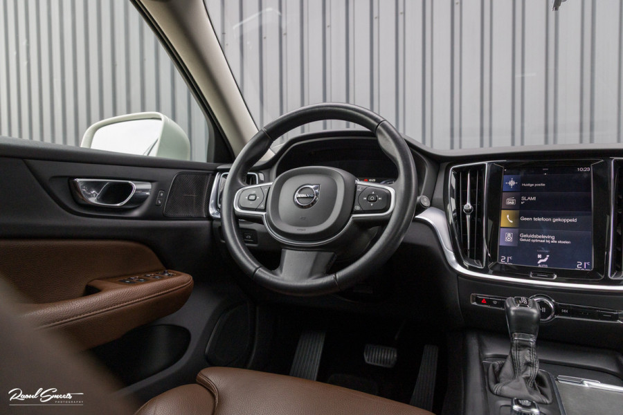 Volvo V60 2.0 T5 Momentum | Panorama | Leer | Harman Kardon | Zwenkbare trekhaak |