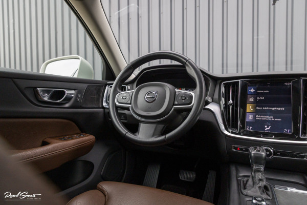 Volvo V60 2.0 T5 Momentum | Panorama | Leer | Harman Kardon | Zwenkbare trekhaak |