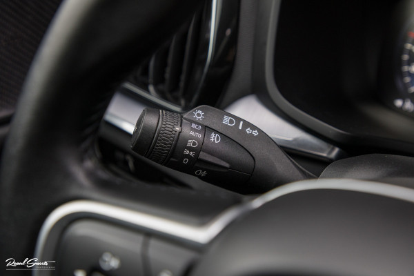 Volvo V60 2.0 T5 Momentum | Panorama | Leer | Harman Kardon | Zwenkbare trekhaak |