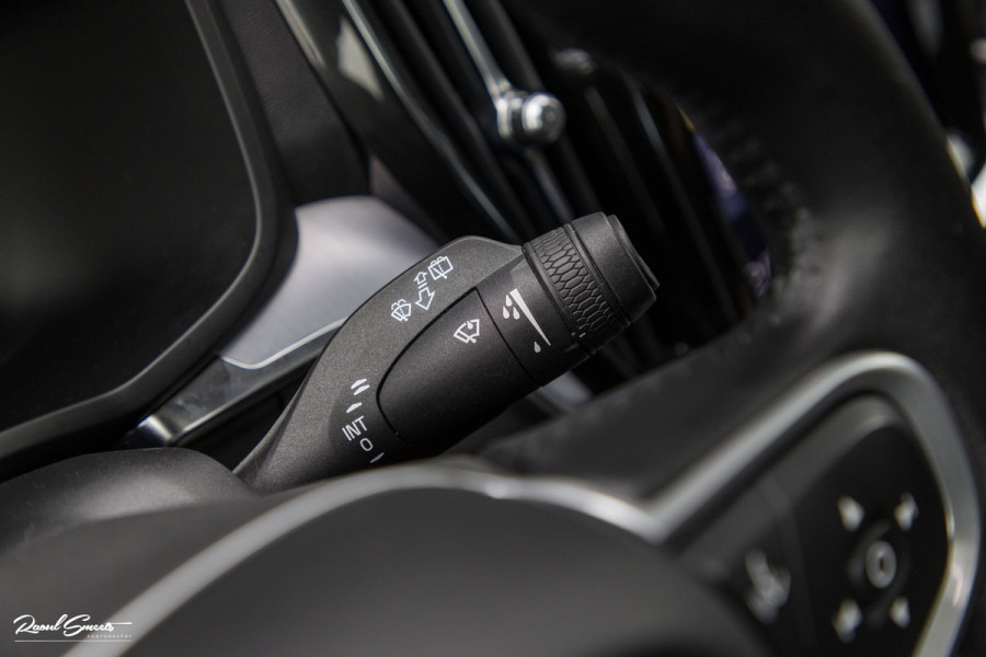 Volvo V60 2.0 T5 Momentum | Panorama | Leer | Harman Kardon | Zwenkbare trekhaak |