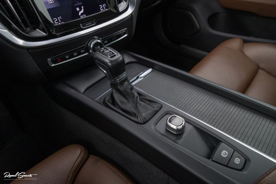 Volvo V60 2.0 T5 Momentum | Panorama | Leer | Harman Kardon | Zwenkbare trekhaak |