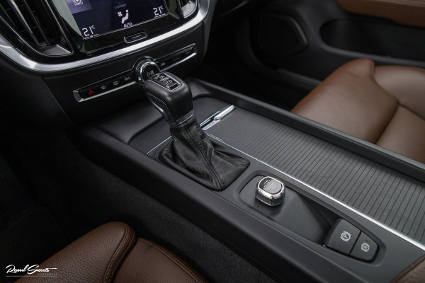 Volvo V60 2.0 T5 Momentum | Panorama | Leer | Harman Kardon | Zwenkbare trekhaak |