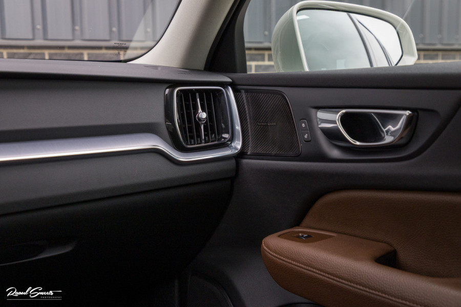 Volvo V60 2.0 T5 Momentum | Panorama | Leer | Harman Kardon | Zwenkbare trekhaak |