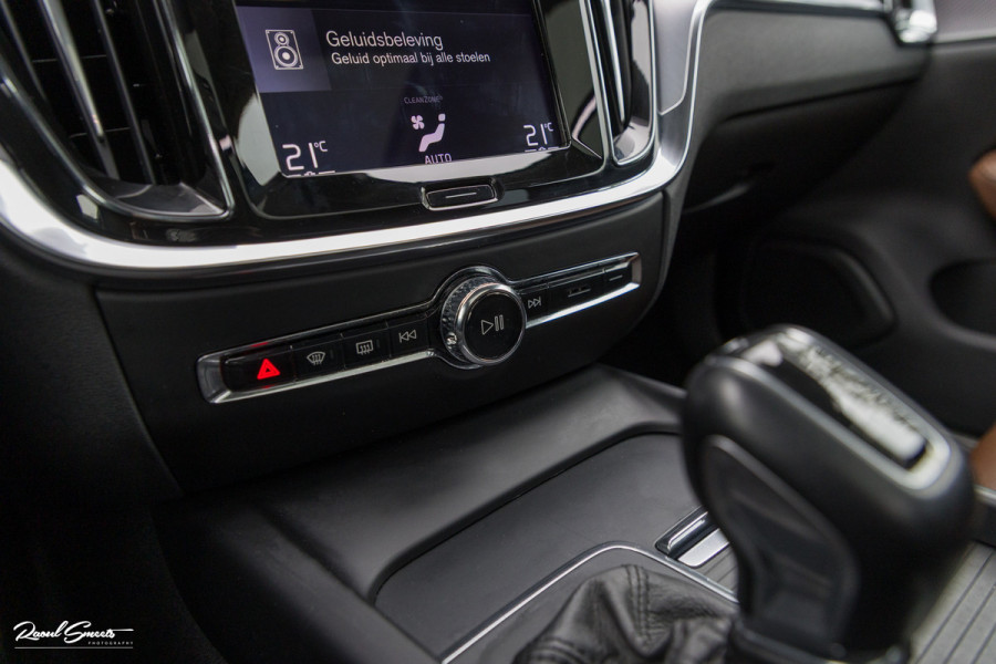Volvo V60 2.0 T5 Momentum | Panorama | Leer | Harman Kardon | Zwenkbare trekhaak |