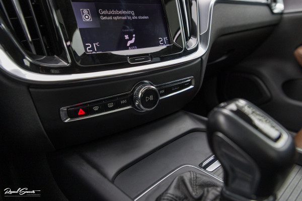 Volvo V60 2.0 T5 Momentum | Panorama | Leer | Harman Kardon | Zwenkbare trekhaak |