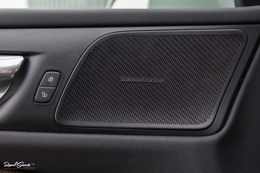 Volvo V60 2.0 T5 Momentum | Panorama | Leer | Harman Kardon | Zwenkbare trekhaak |